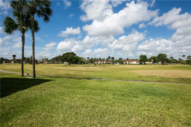 $98,000 | 62 Woodland Drive, Unit 203, Vero Beach, FL 32962