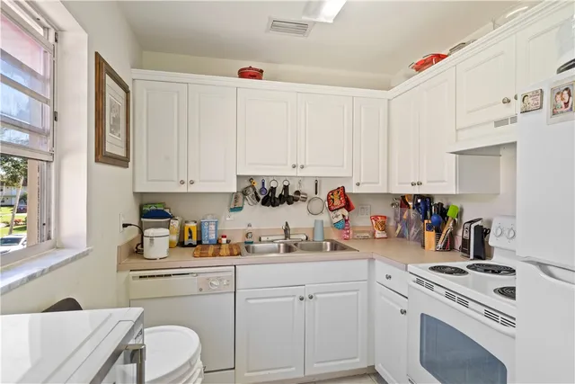 $98,000 | 62 Woodland Drive, Unit 203, Vero Beach, FL 32962