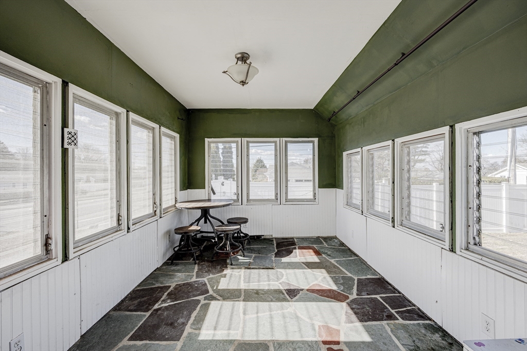 707 Hathaway Road New Bedford, MA 02740 - Photo 4 of 33