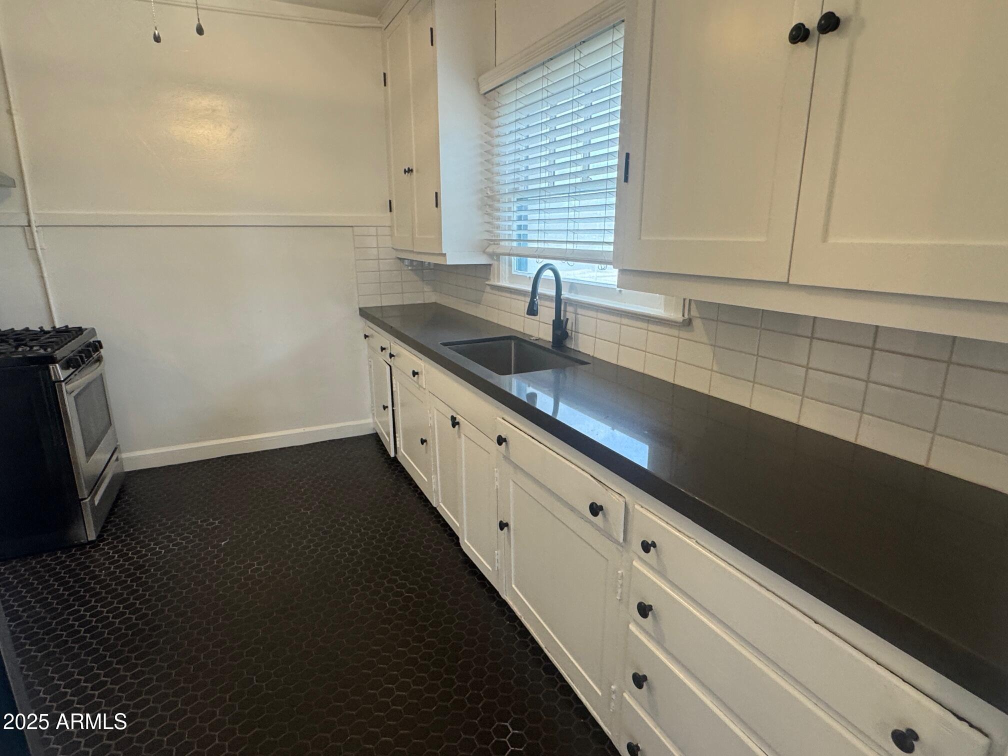 541 West Monte Vista Road, Unit 3 Phoenix, AZ 85003 - Photo 5 of 13 IMG_1956