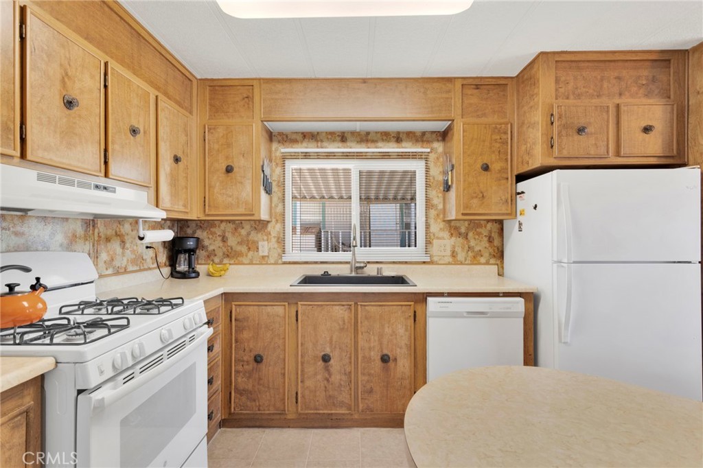 20683 Waalew Road, Unit B84 Apple Valley, CA 92307 - Photo 11 of 39