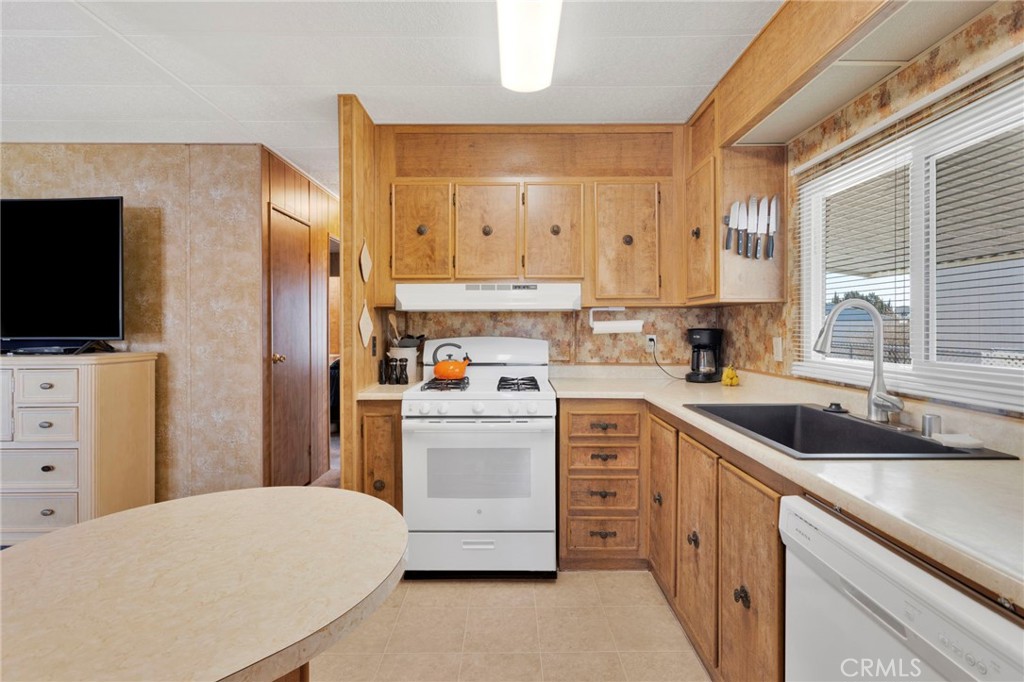 20683 Waalew Road, Unit B84 Apple Valley, CA 92307 - Photo 9 of 39