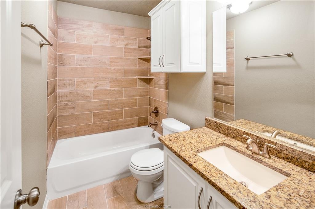 2027 Stubbs Drive Bryan, TX 77807 - Photo 19 of 23 Full bath with toilet, vanity, shower / bathing tu