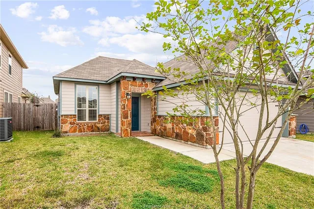$2,000 | 2027 Stubbs Drive, Bryan, TX 77807