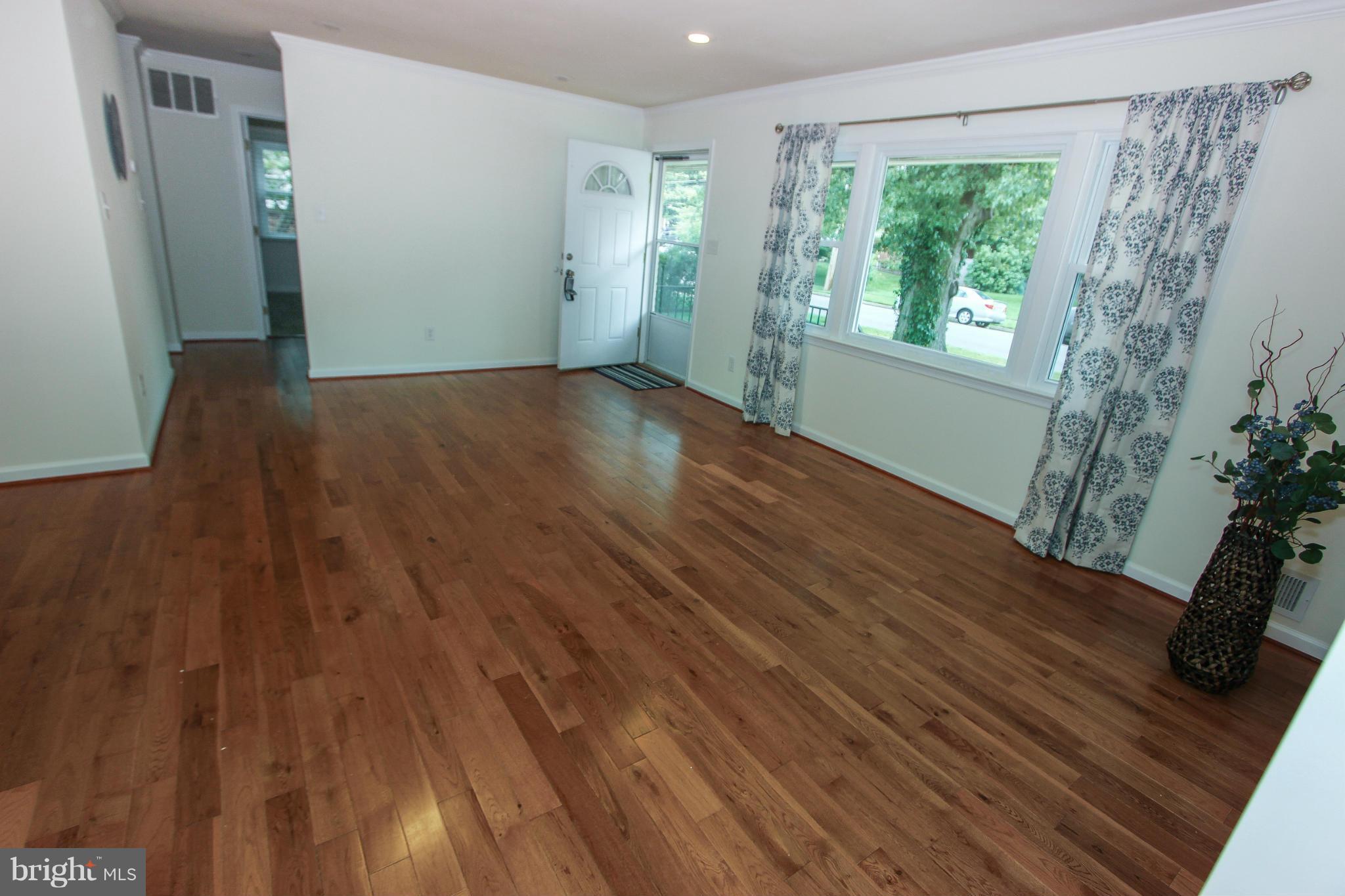 7430 Northrop Road Alexandria, VA 22306 - Photo 10 of 30 Family Room