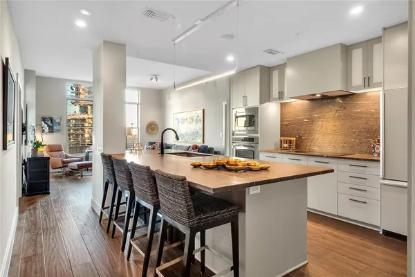 $3,000 | 2323 North Houston Street, Unit 413, Dallas, TX 75219
