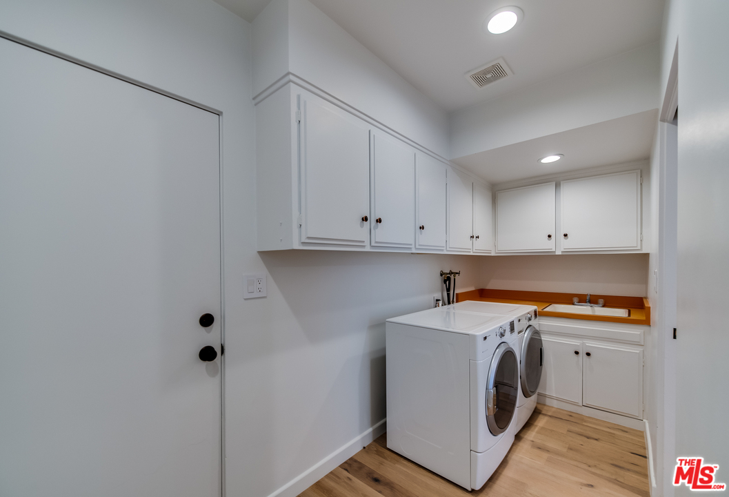 13133 Morrison Street Sherman Oaks, CA 91423 - Photo 23 of 26 a utility room with dryer and washer