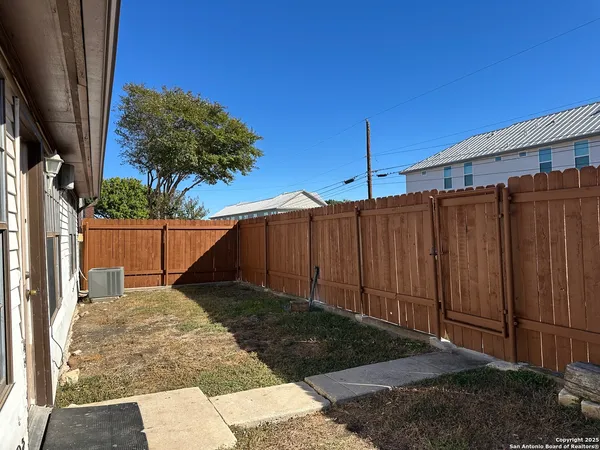 a view of a backyard