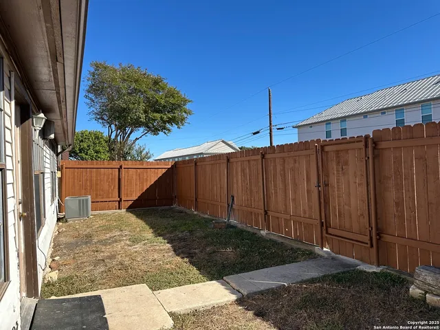 a view of a backyard