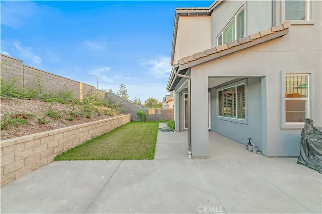 a view of a house with backyard and garden