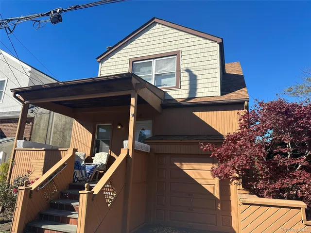 a view of entryway with a front door