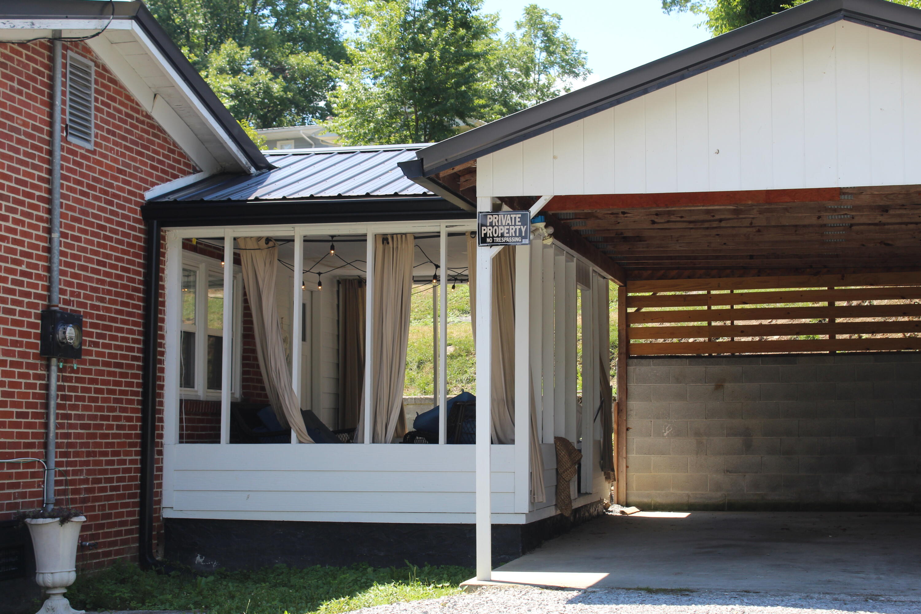 517 Rochester Avenue Middlesboro, KY 40965 - Photo 4 of 10 IMG_0986