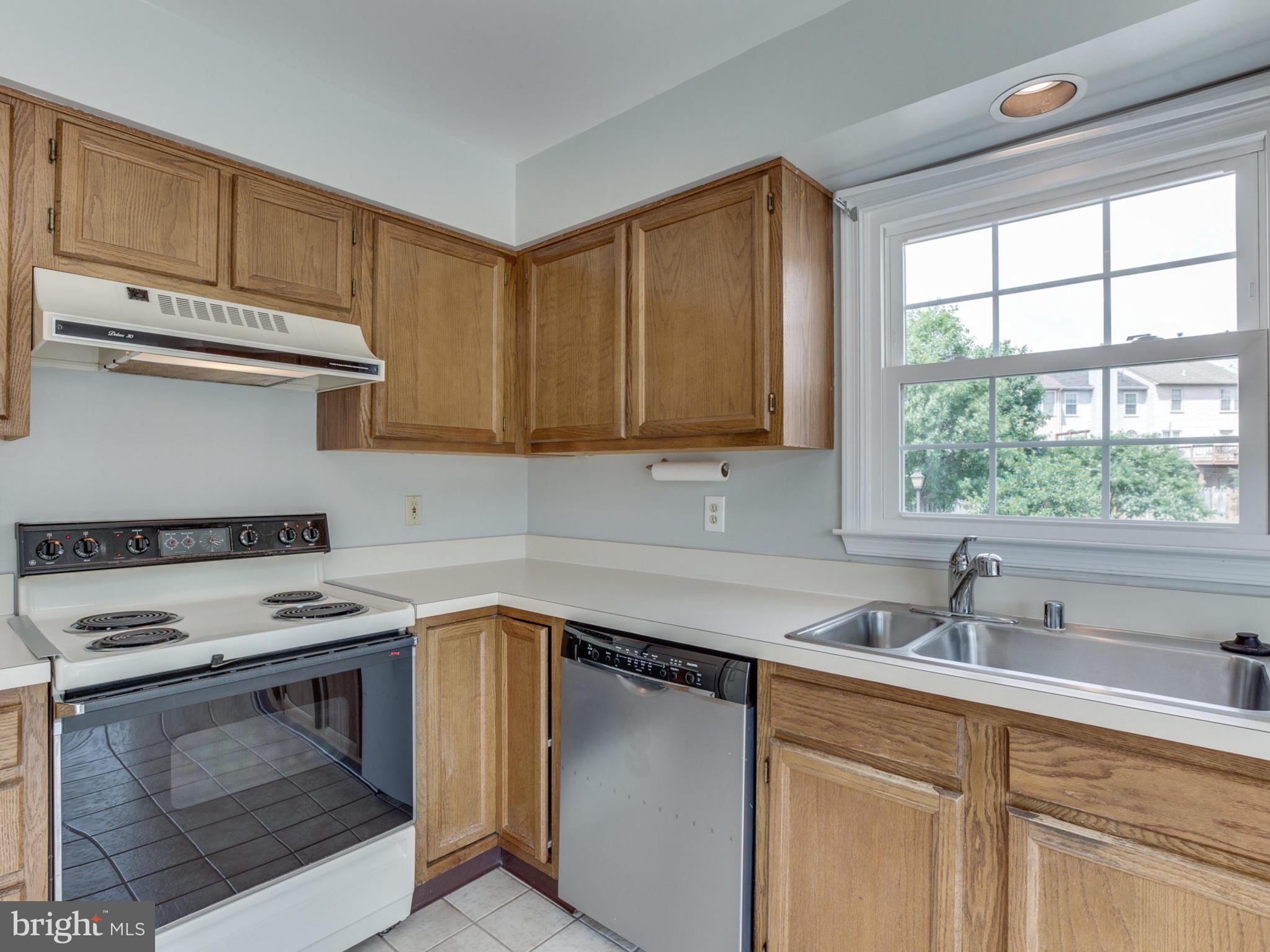 46928 Rabbitrun Terrace Sterling, VA 20164 - Photo 8 of 30 Kitchen
