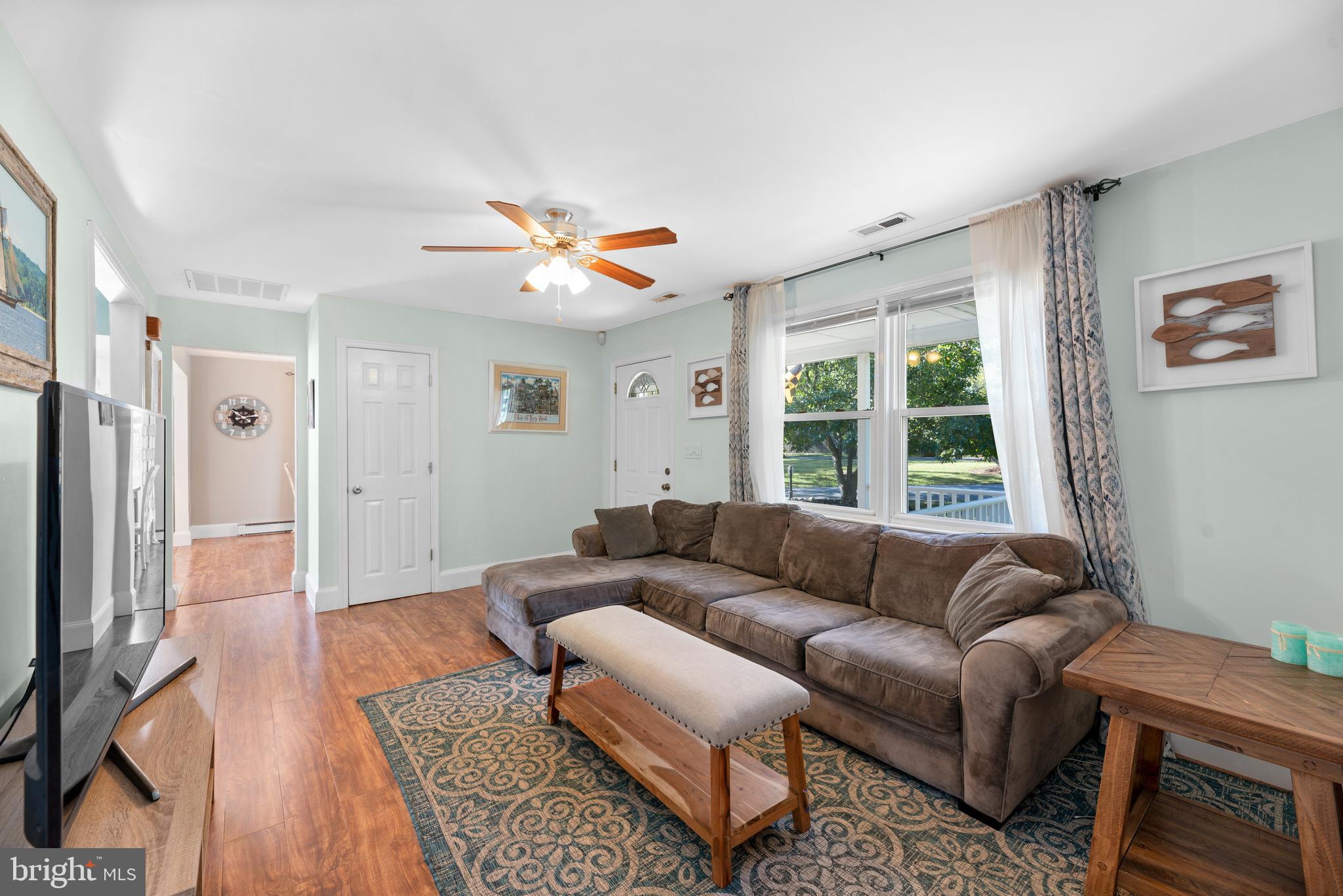 502 Westminister Road Edgewater, MD 21037 - Photo 4 of 37 Main living area