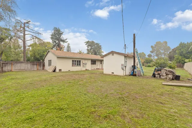 a view of a house with backyard and garden
