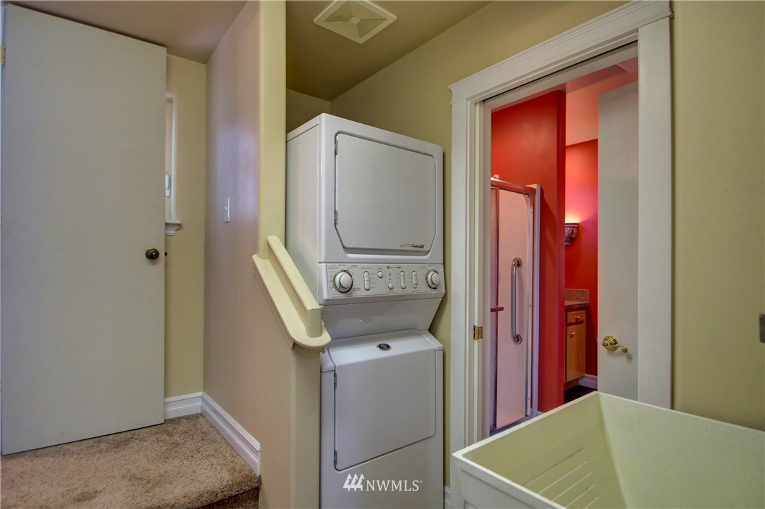 17566 Dunbar Road Mount Vernon, WA 98273 - Photo 19 of 40 a bathroom with a bathtub and a sink