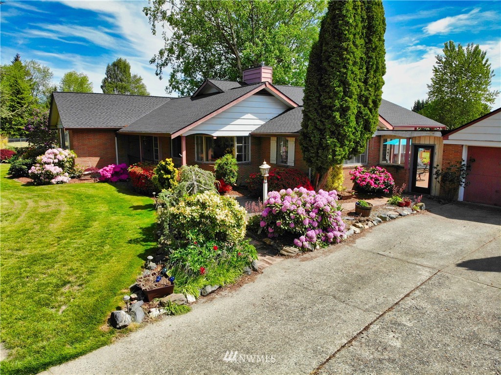 17566 Dunbar Road Mount Vernon, WA 98273 - Photo 3 of 40 a front view of a house with a garden and mountain view