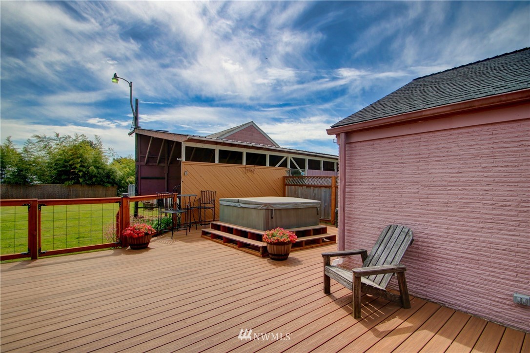 17566 Dunbar Road Mount Vernon, WA 98273 - Photo 25 of 40 a roof deck with a table and chairs