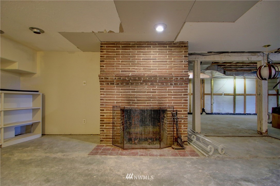 17566 Dunbar Road Mount Vernon, WA 98273 - Photo 30 of 40 an empty room with fireplace and windows