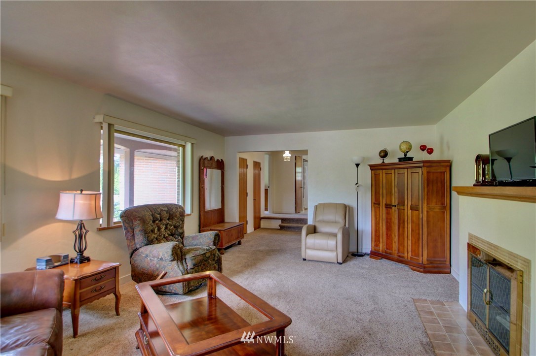 17566 Dunbar Road Mount Vernon, WA 98273 - Photo 4 of 40 a living room with furniture and a fireplace