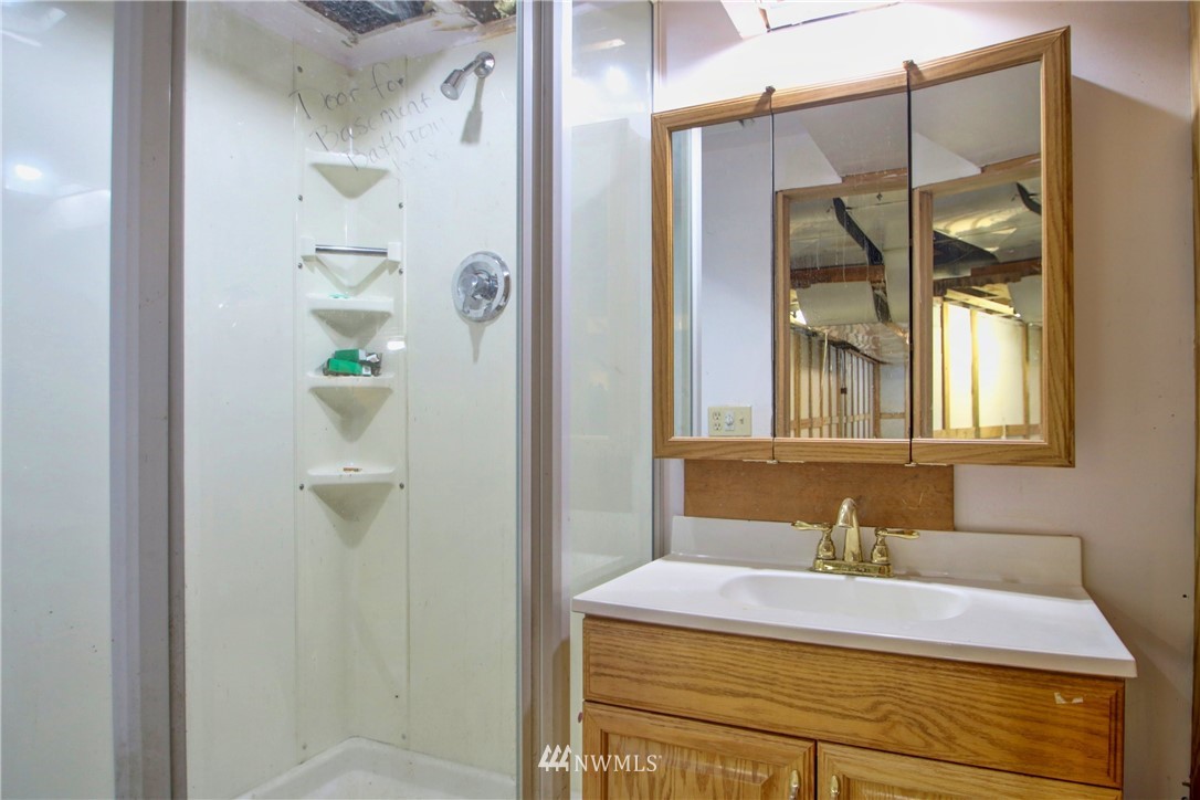 17566 Dunbar Road Mount Vernon, WA 98273 - Photo 32 of 40 a bathroom with a sink and a mirror
