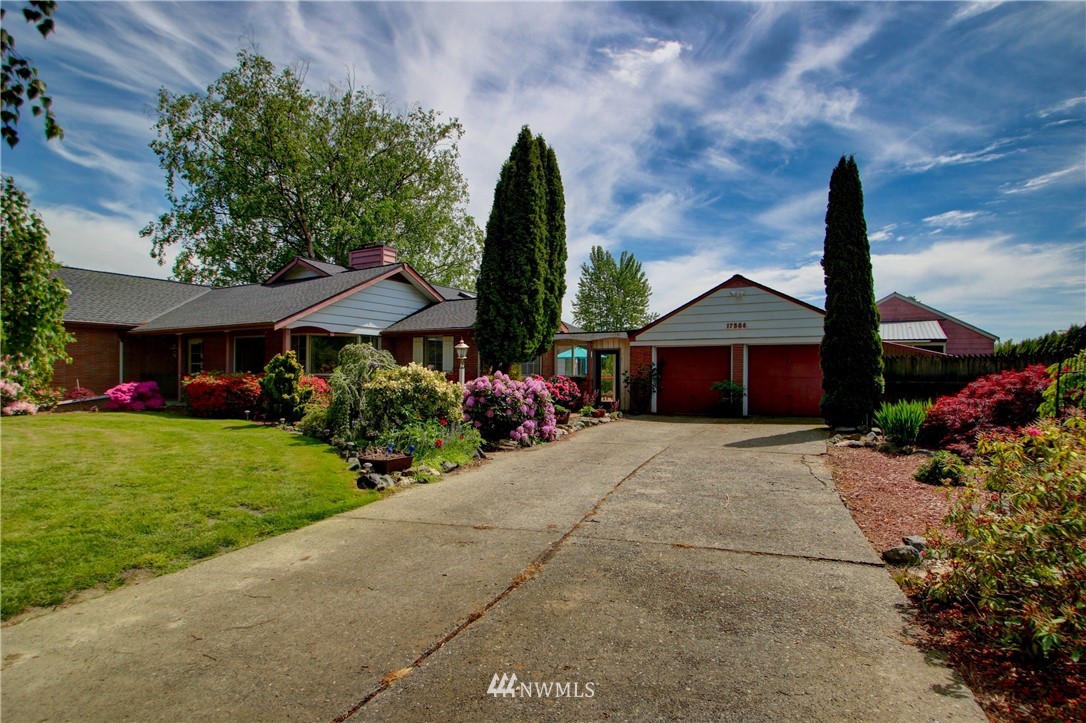 17566 Dunbar Road Mount Vernon, WA 98273 - Photo 35 of 40 a front view of a house with garden