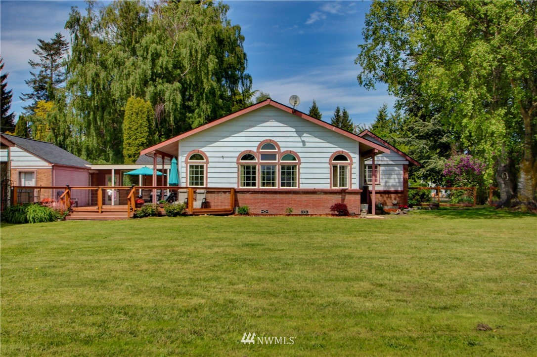 17566 Dunbar Road Mount Vernon, WA 98273 - Photo 39 of 40 a front view of a house with a garden
