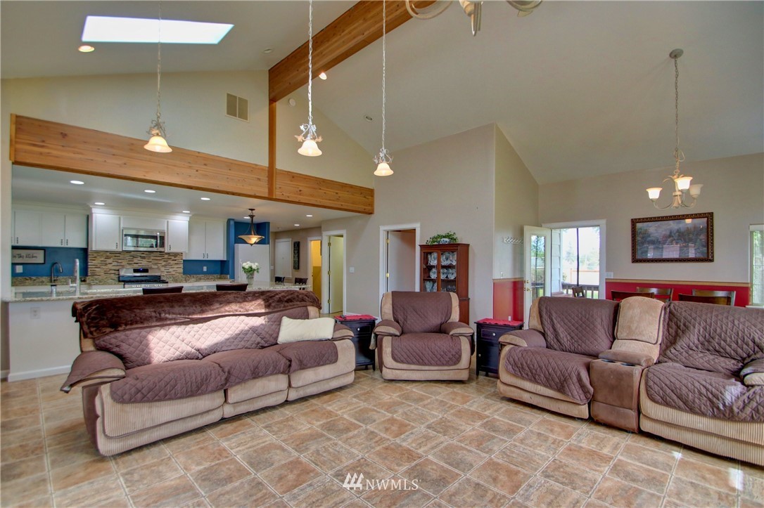 17566 Dunbar Road Mount Vernon, WA 98273 - Photo 10 of 40 a living room with furniture and kitchen view