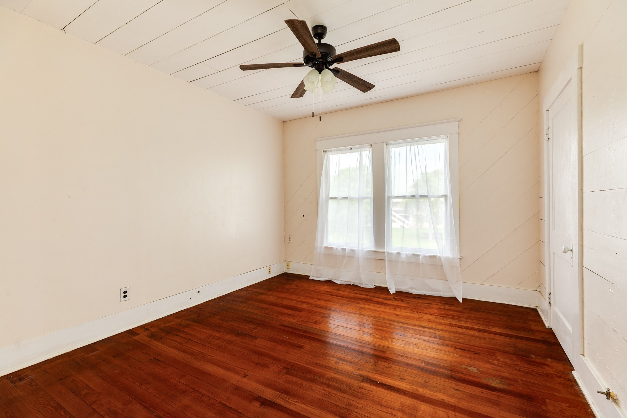 331 West Broad Street Freeport, TX 77541 - Photo 22 of 31 an empty room with wooden floor and windows