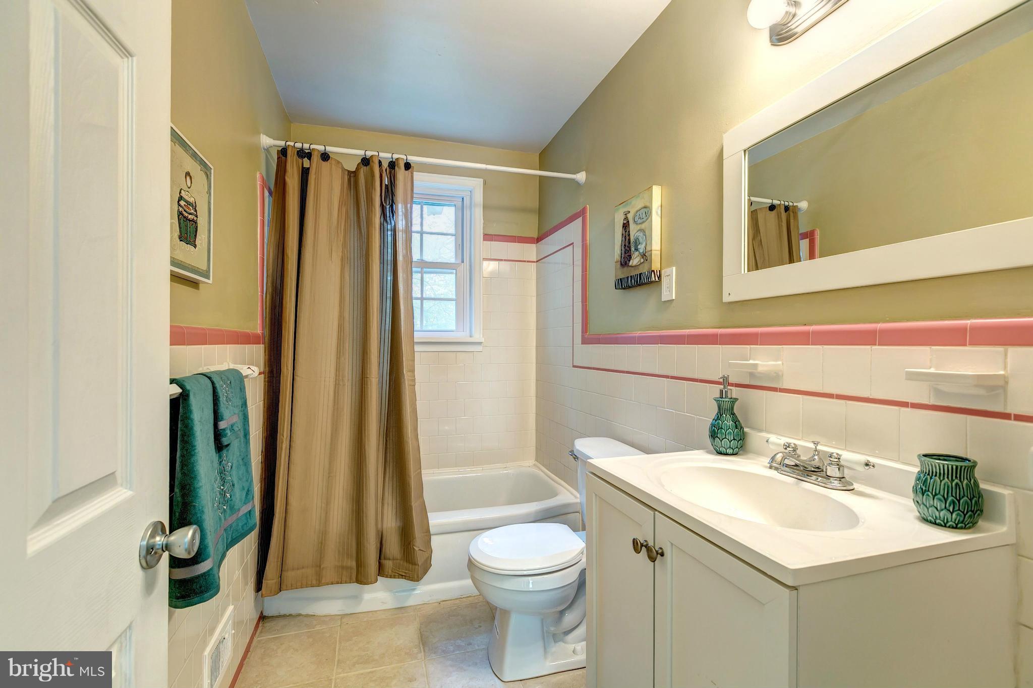 6927 Chambers Road Baltimore, MD 21234 - Photo 19 of 30 Full Bathroom With Tub