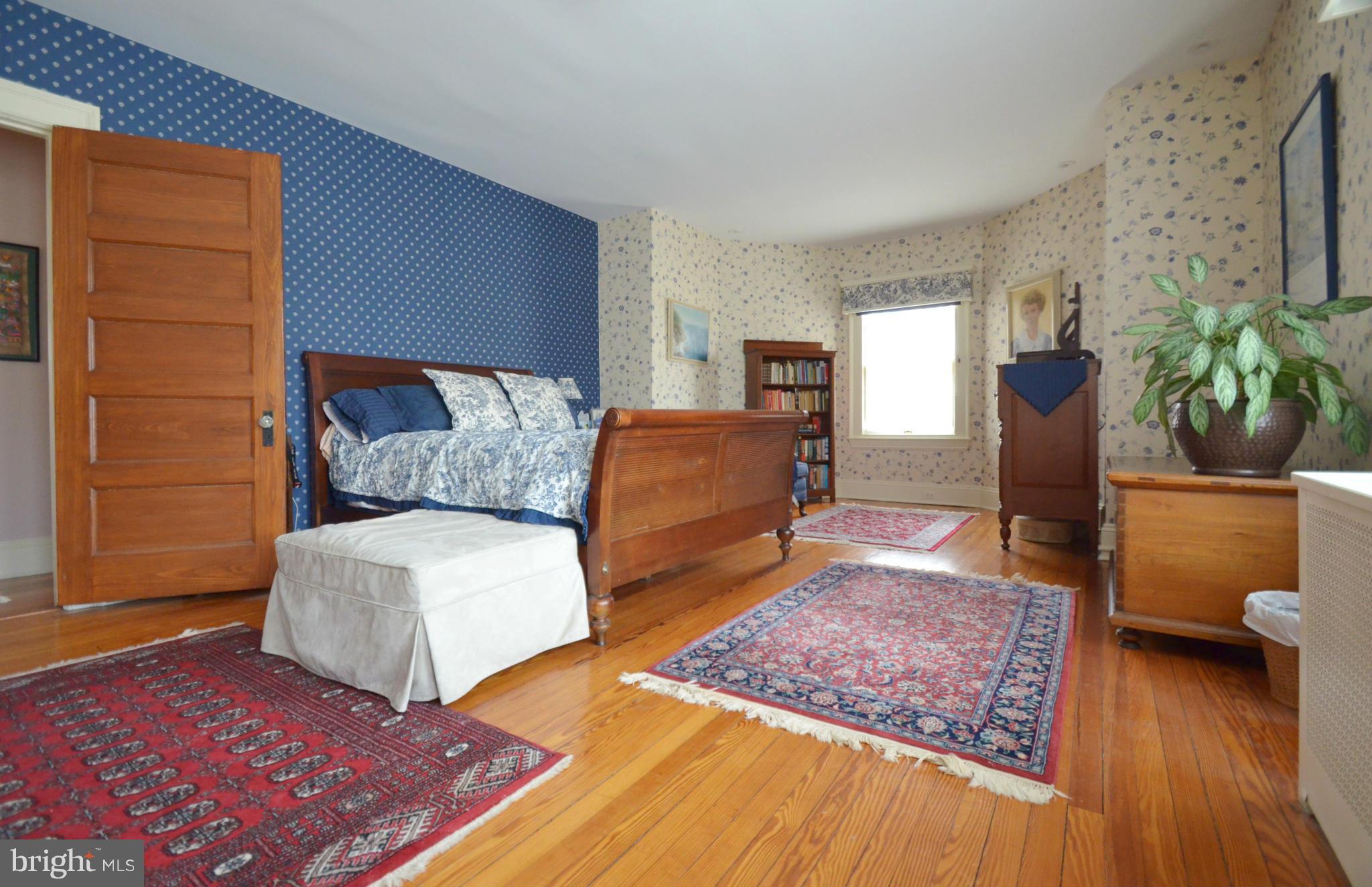 311 Oakdale Road Baltimore, MD 21210 - Photo 18 of 26 a living room with furniture and a rug