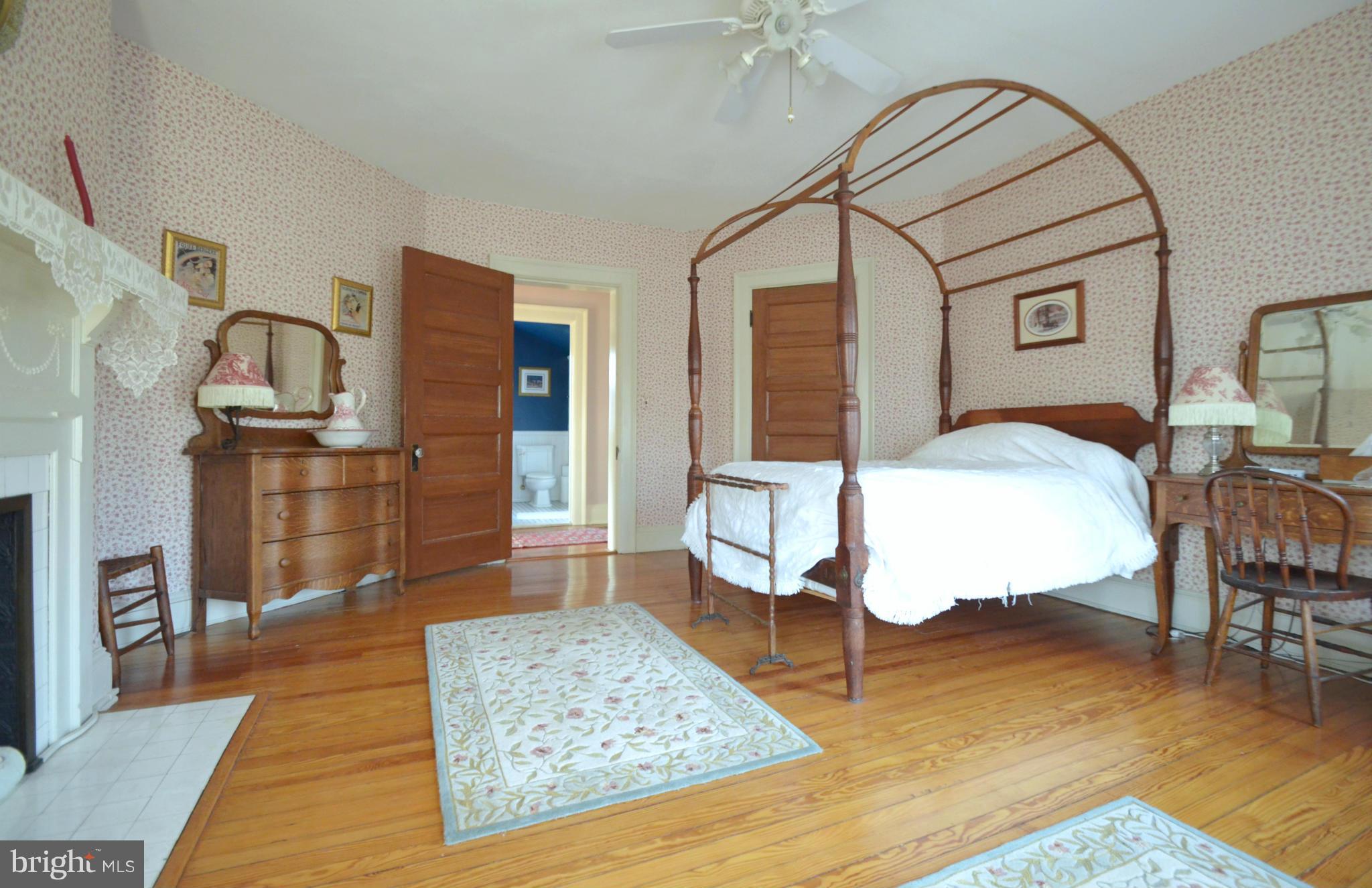 311 Oakdale Road Baltimore, MD 21210 - Photo 22 of 26 a bedroom with a bed a table and chair