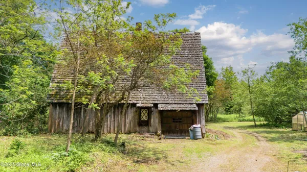 $299,999 | 824 County Road 106, Amsterdam, NY 12010