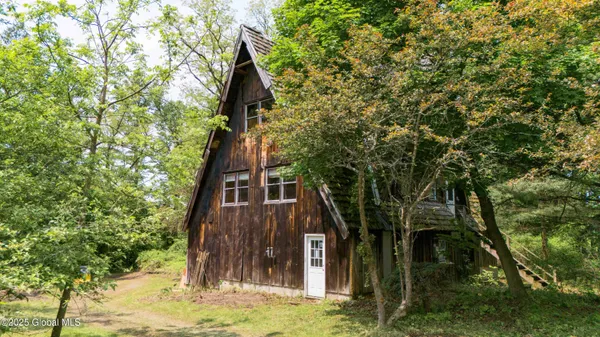 $299,999 | 824 County Road 106, Amsterdam, NY 12010