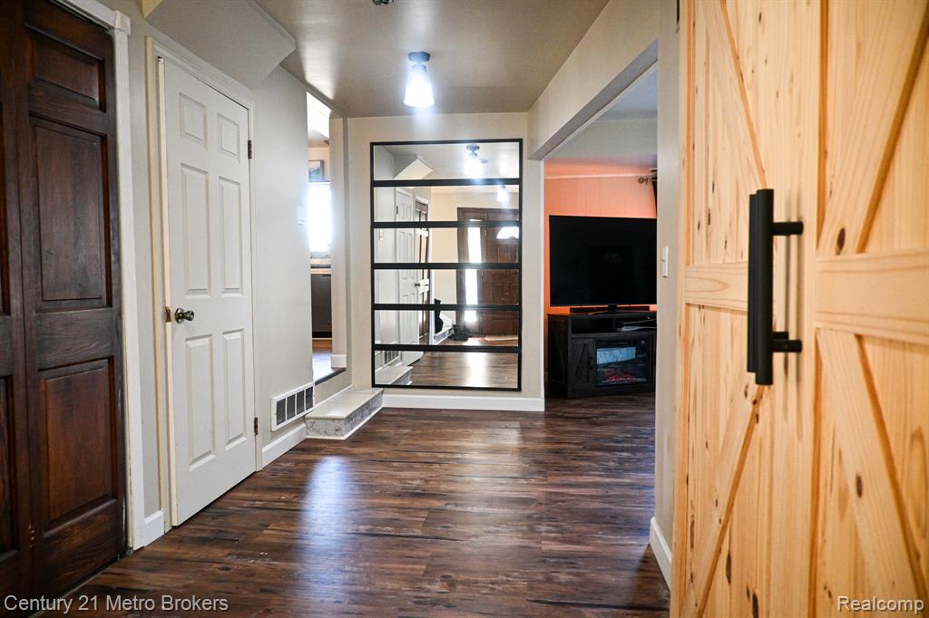 433 Dutch Mill Drive Flushing, MI 48433 - Photo 4 of 26