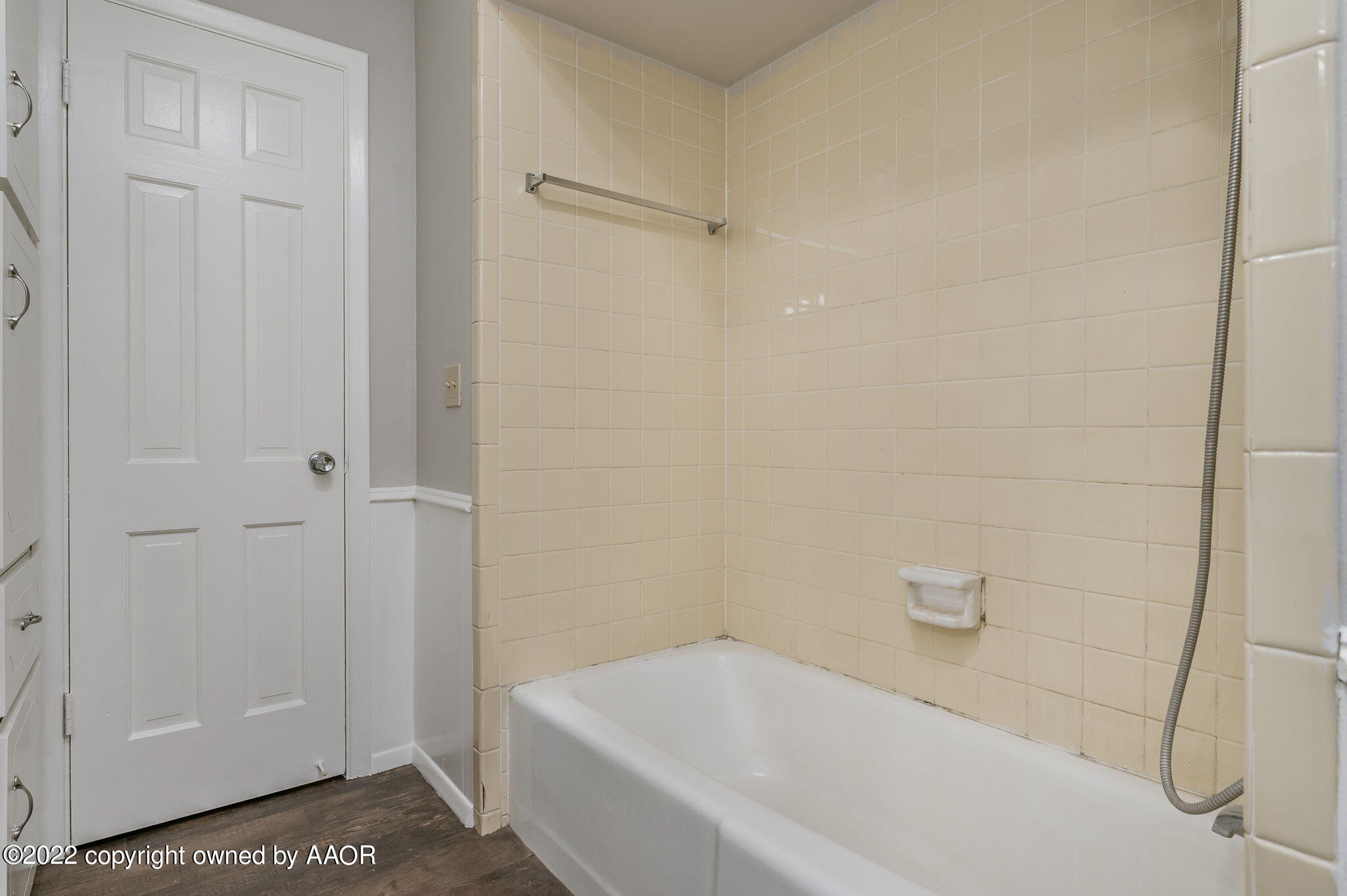 3405 Thurman Street Amarillo, TX 79109 - Photo 15 of 19 a bathroom with a bathtub