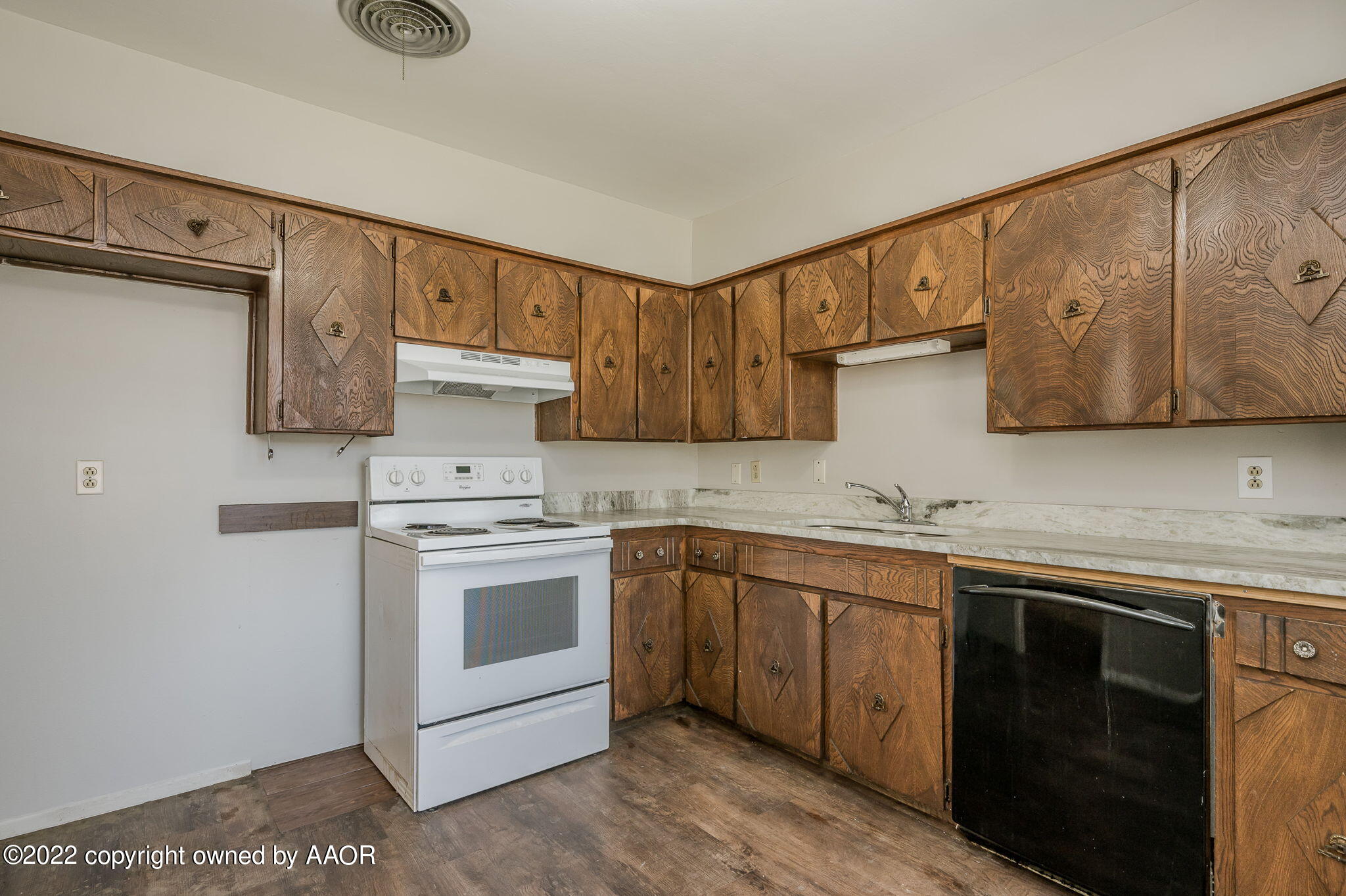 3405 Thurman Street Amarillo, TX 79109 - Photo 6 of 19 a kitchen with stainless steel appliances granite countertop a sink and cabinets