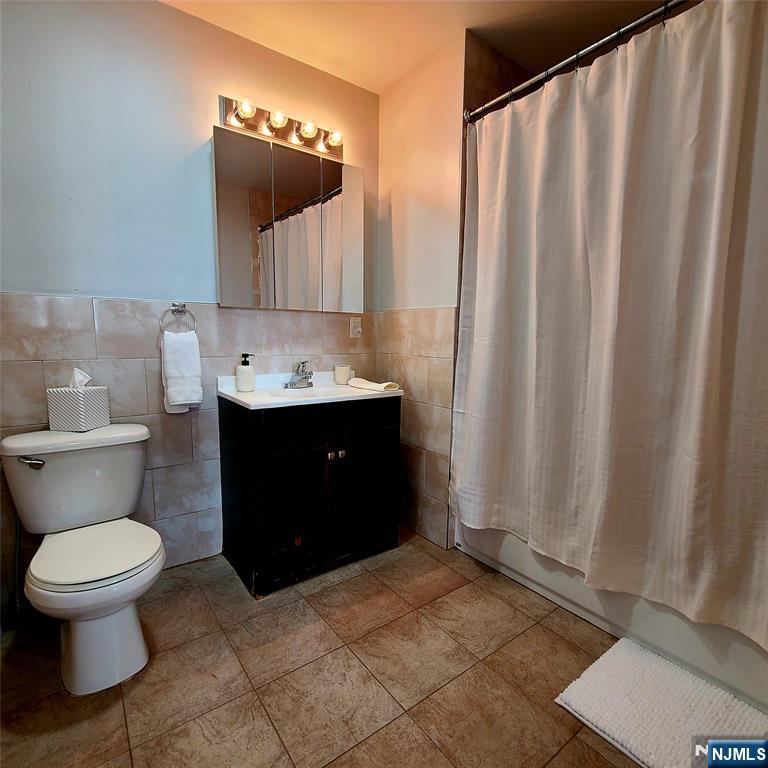 182 Anderson Avenue, Unit 3A Fairview, NJ 07022 - Photo 14 of 19 a bathroom with a toilet sink and mirror