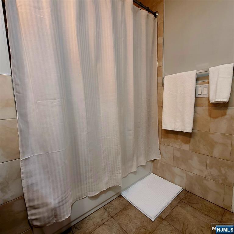 182 Anderson Avenue, Unit 3A Fairview, NJ 07022 - Photo 15 of 19 a view of a shower curtain