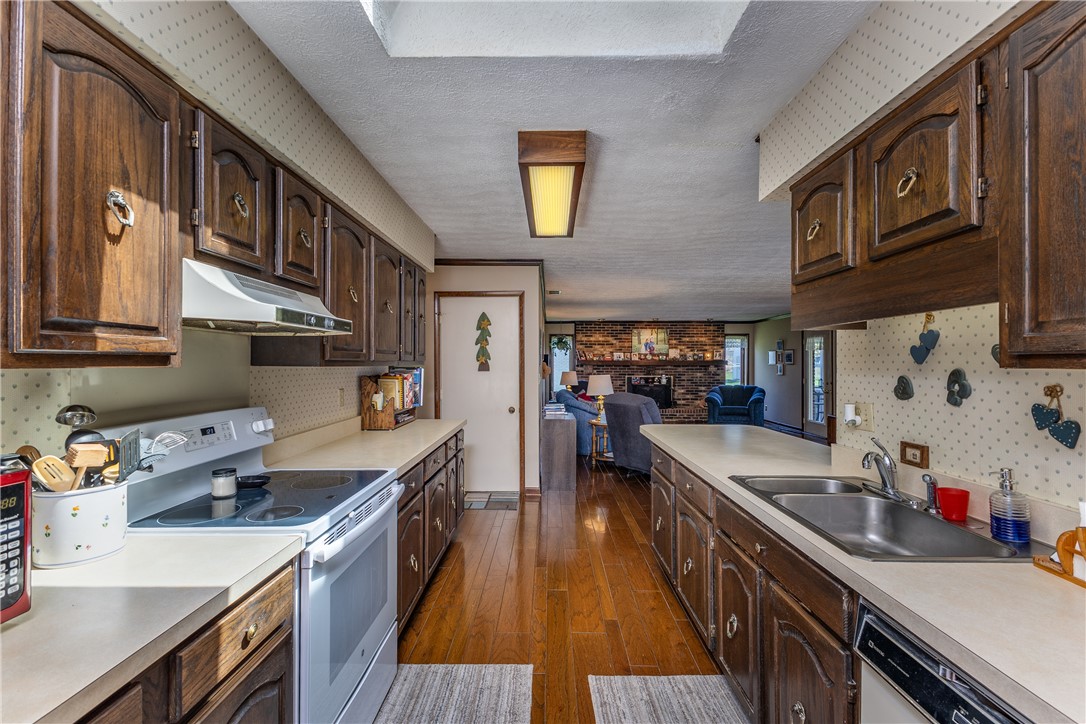 4210 Pleasanton Road Englewood, OH 45322 - Photo 10 of 34 This spacious kitchen features ample cabinet storage and opens directly into the living area.