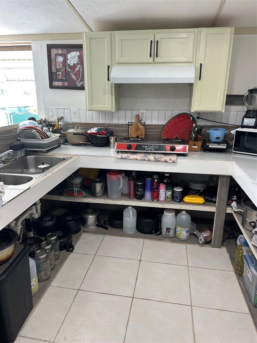 625 North Quebrada Street Clewiston, FL 33440 - Photo 8 of 26 a kitchen with a sink and cabinets