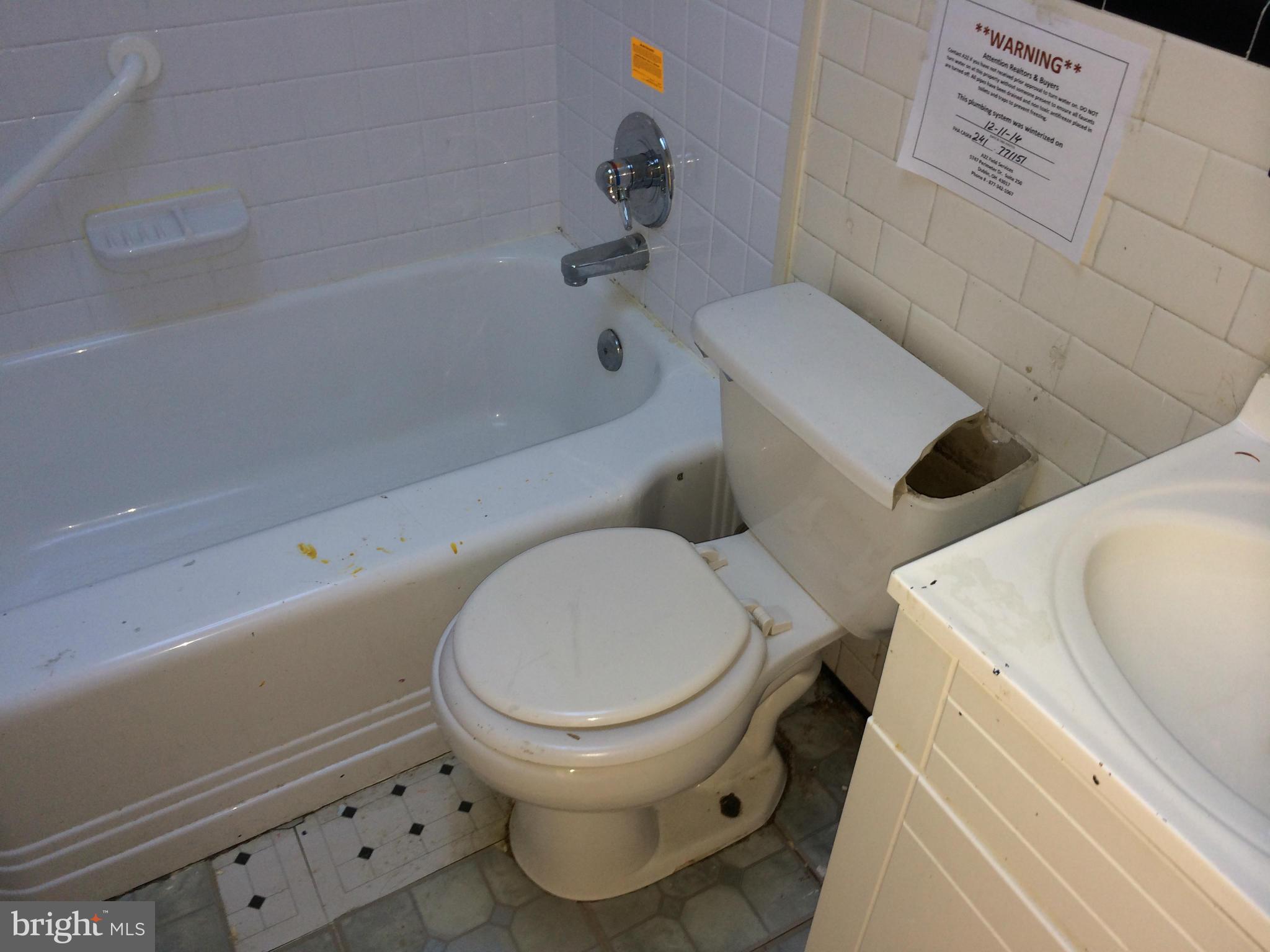 3722 Flowerton Road Baltimore, MD 21229 - Photo 7 of 10 Bath