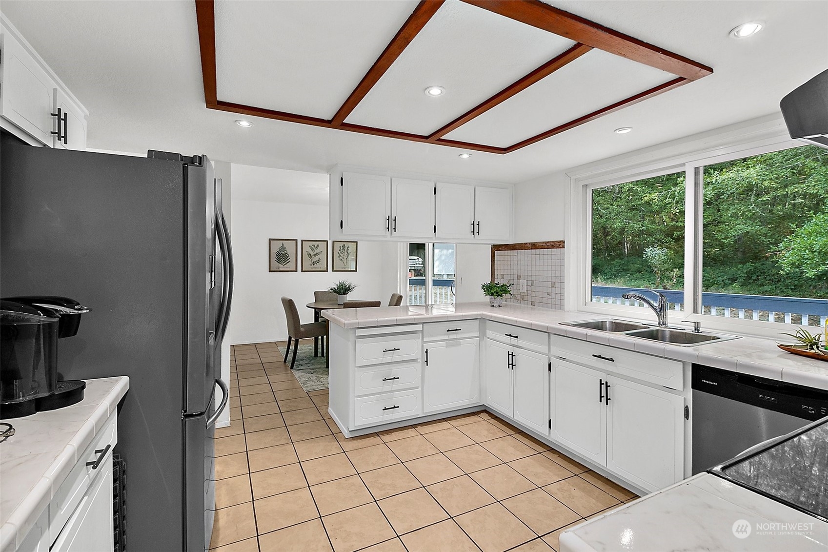 9060 Northeast Morgan Road Bainbridge Island, WA 98110 - Photo 8 of 37 Gallery Image 8