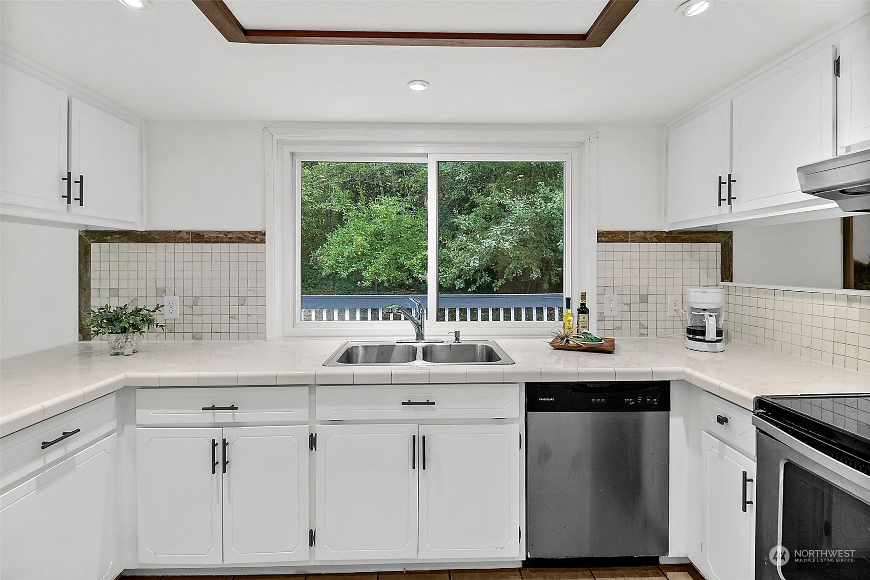 9060 Northeast Morgan Road Bainbridge Island, WA 98110 - Photo 9 of 37 Gallery Image 9