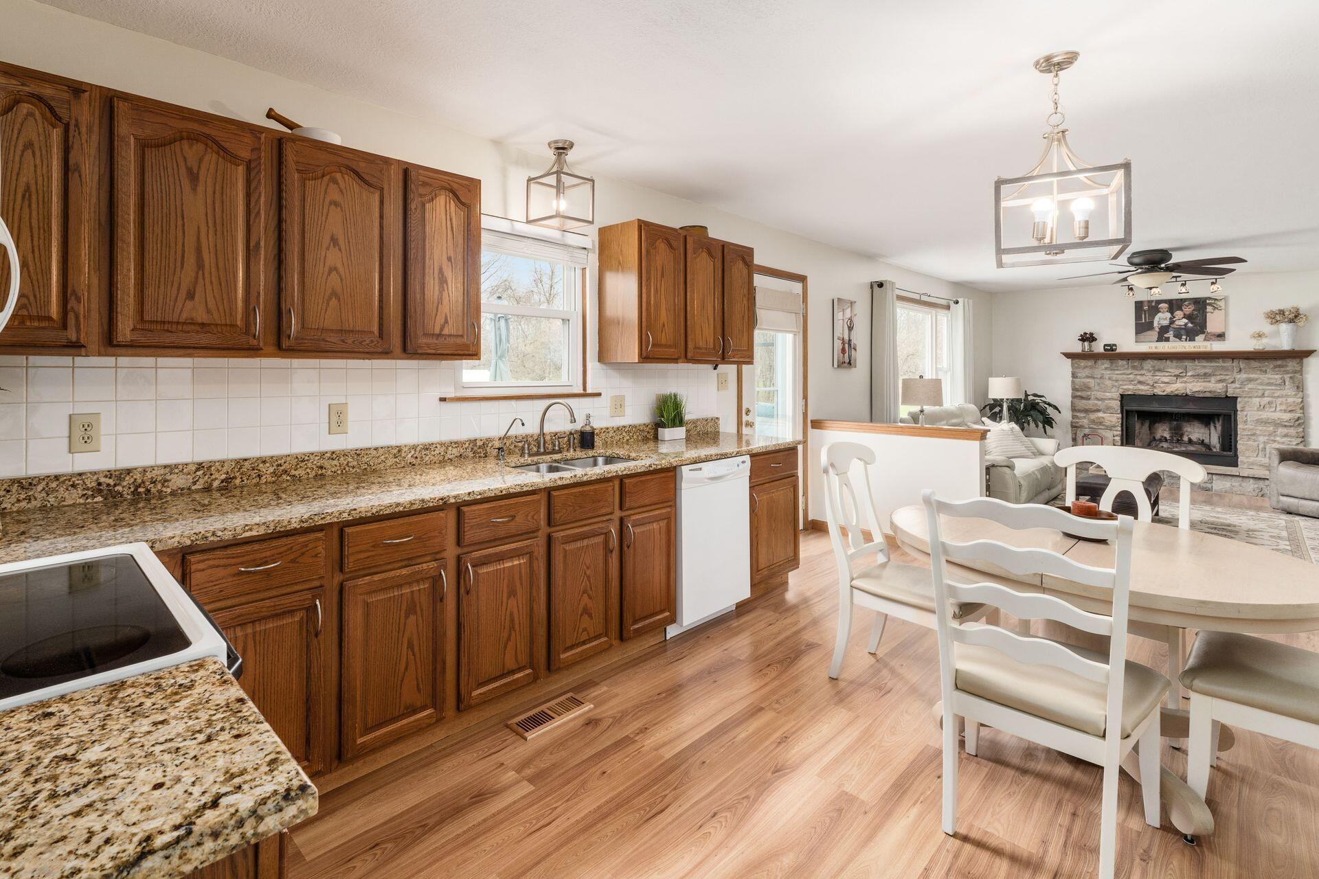10950 Heimberger Road Northwest Baltimore, OH 43105 - Photo 20 of 45 Kitchen w/ Granite Countertops