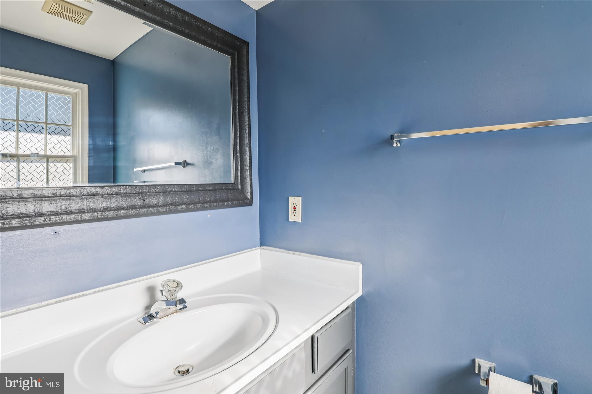 4232 Devonwood Way Woodbridge, VA 22192 - Photo 6 of 33 Powder Room