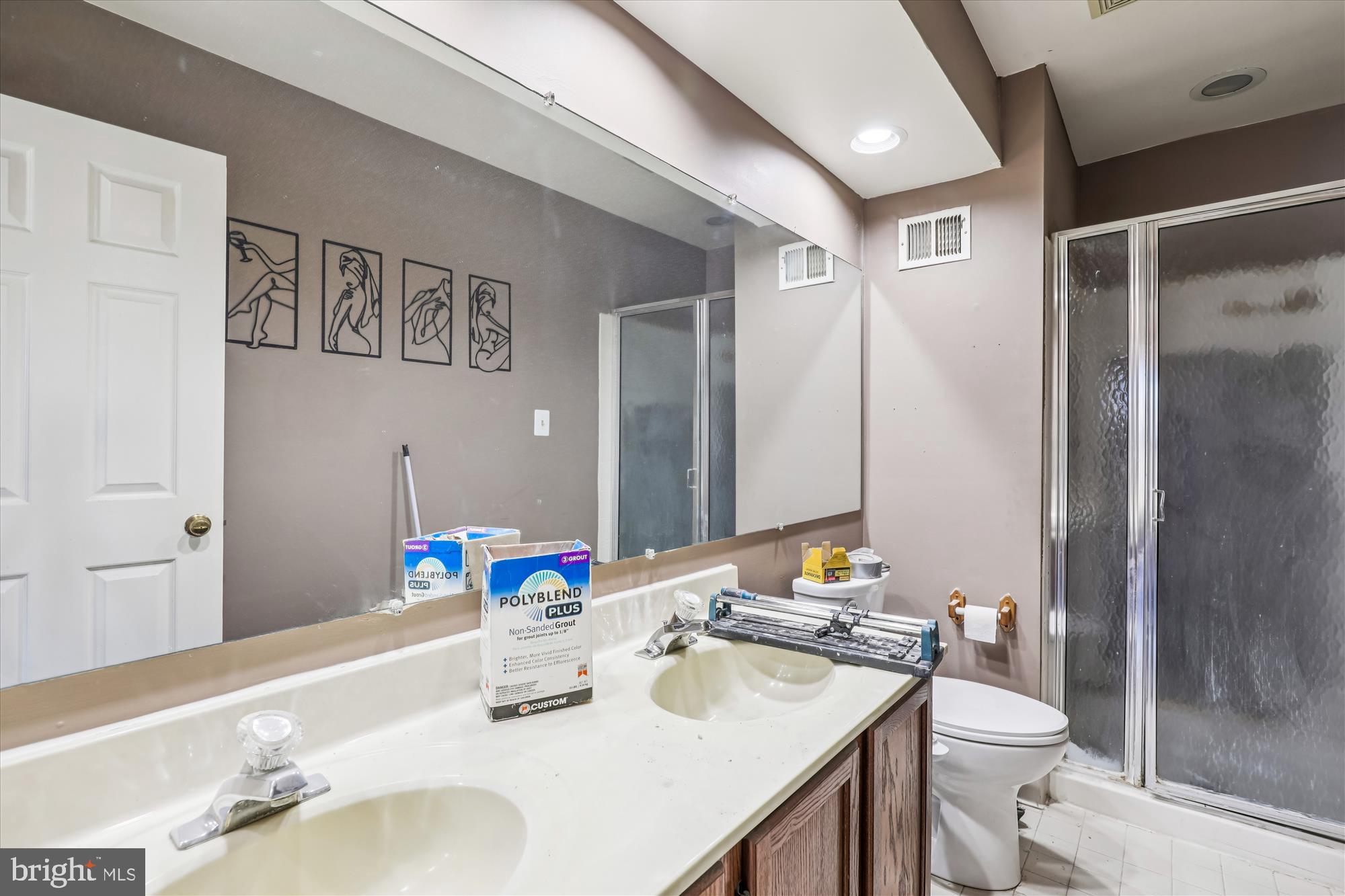 4232 Devonwood Way Woodbridge, VA 22192 - Photo 9 of 33 Primary Bath