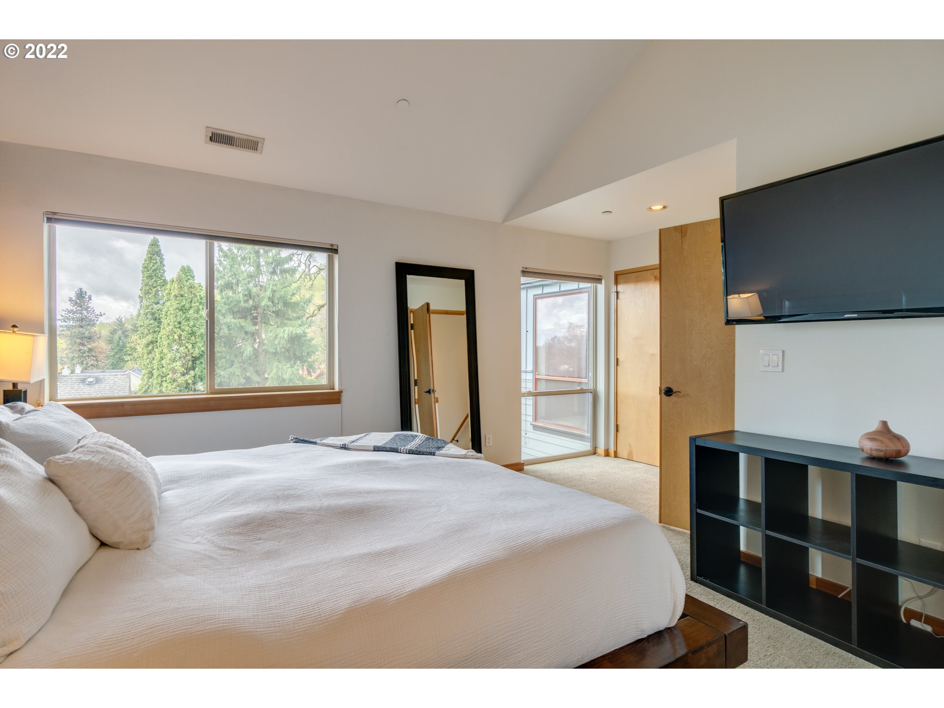 5049 Southwest View Point Terrace Portland, OR 97239 - Photo 13 of 26 Gallery Image 13