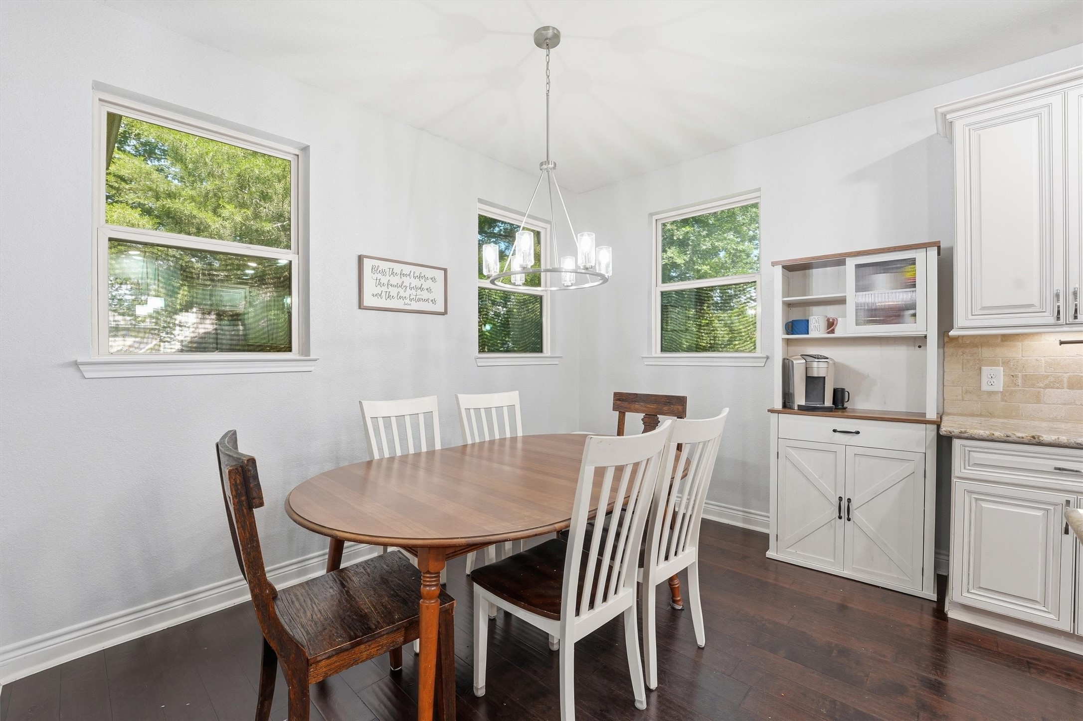 205 Kingspoint Conroe, TX 77356 - Photo 9 of 29 Dining area