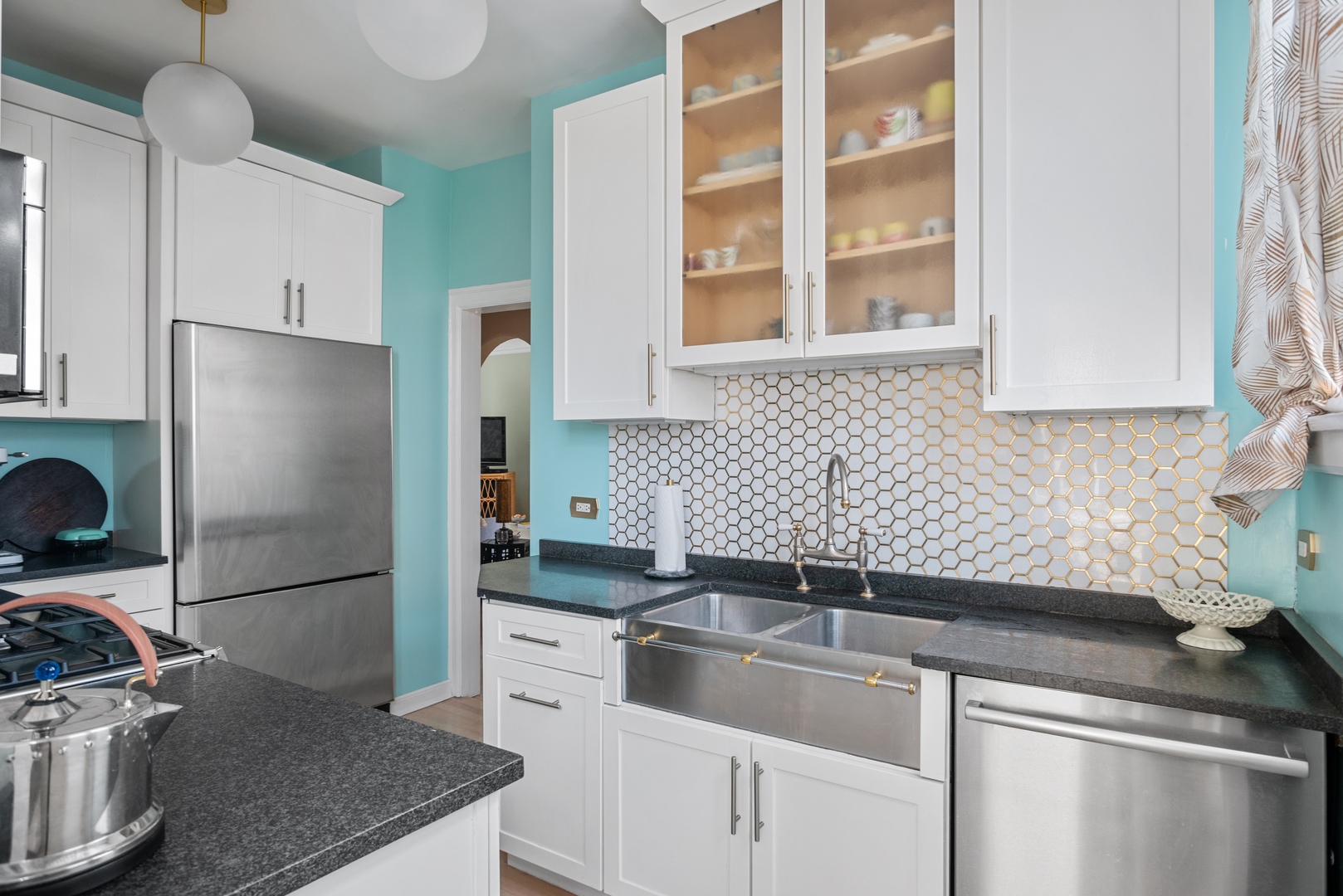 511 West Aldine Avenue, Unit 3F Chicago, IL 60657 - Photo 13 of 15 a kitchen with a sink and a refrigerator